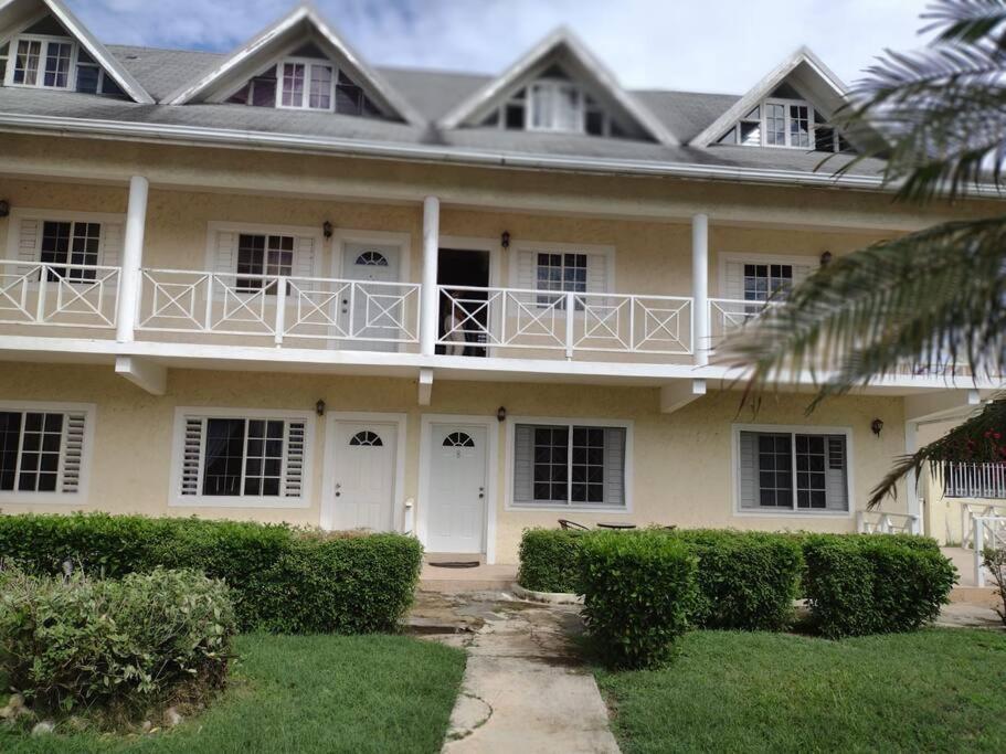 Club Caribbean Apartments Runaway Bay Buitenkant foto