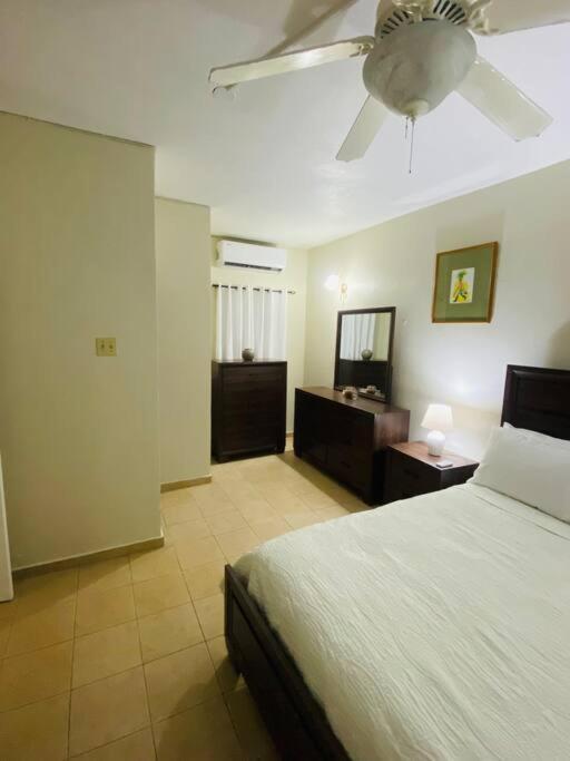 Club Caribbean Apartments Runaway Bay Buitenkant foto