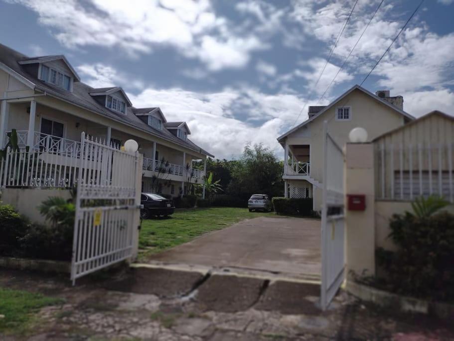 Club Caribbean Apartments Runaway Bay Buitenkant foto